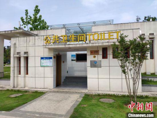 浏阳市政东广场上的19号公厕。 王昊昊 摄