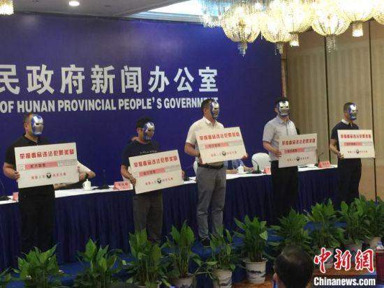 群众因举报毒品违法犯罪行为而获得奖励。 向一鹏 摄