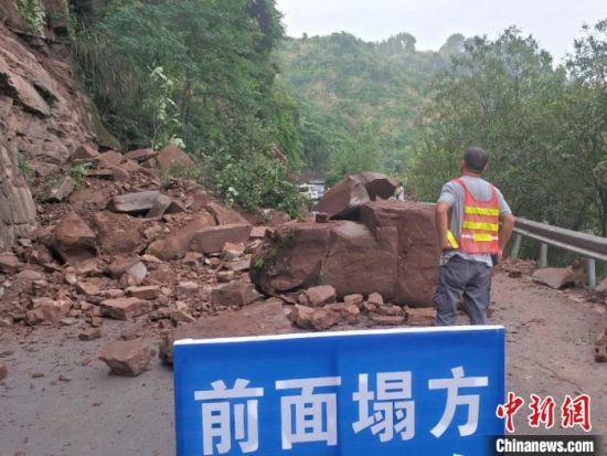 暴雨致湖南沅陵县国道G241线发生山体塌方。沅陵公路 供