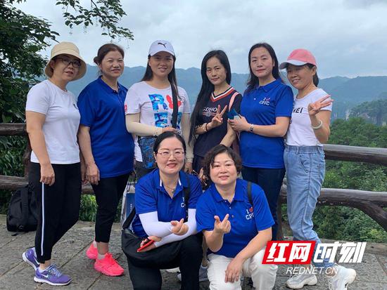 7月22日,参加太平洋保险湖南分公司第21届芙蓉奖表彰大会暨CE峰会的代表游览武陵源核心景区。