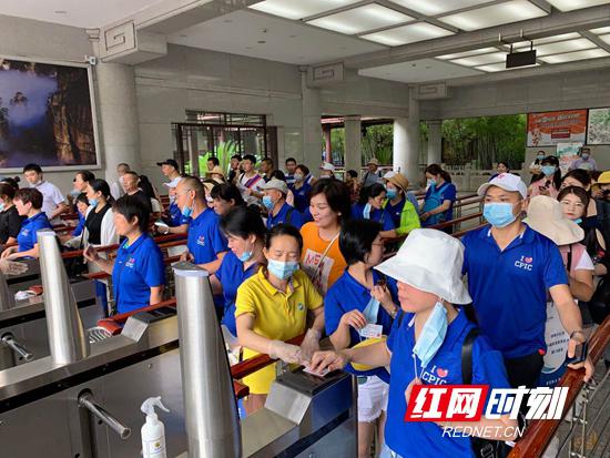 7月22日,参加太平洋保险湖南分公司第21届芙蓉奖表彰大会暨CE峰会的代表有序进入武陵源核心景区。
