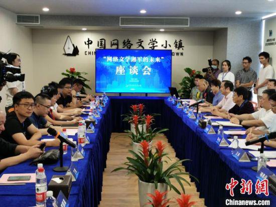 小镇迎来首批30余位网络作家入驻。 向一鹏 摄