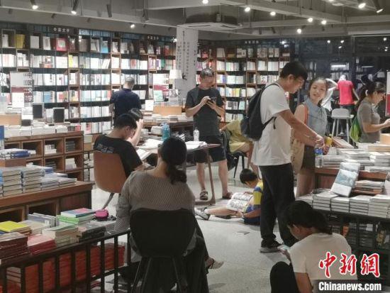 夜读成为长沙夜经济的一张靓丽名片。 唐小晴 摄