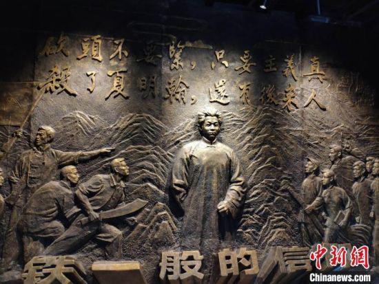 图为夏明翰及其《就义诗》雕塑。 王昊昊 摄