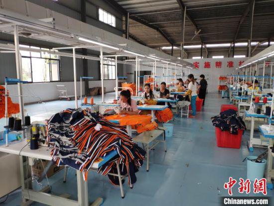 康汇服装公司的扶贫车间。 王昊昊 摄