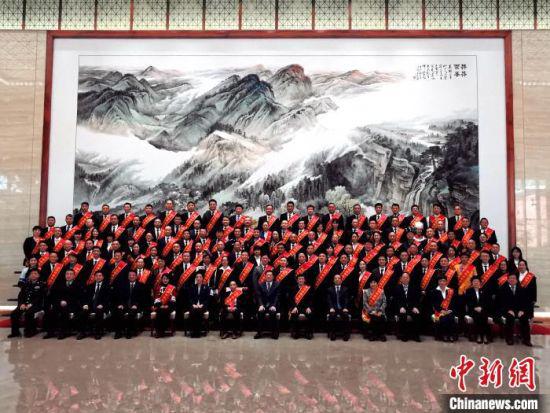 湖南2020年“百名最美扶贫人物”合影。　付敬懿 摄
