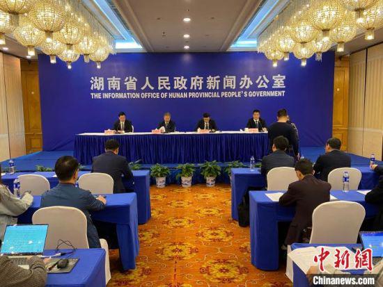 3月29日,2021年湖南省委一号文件《关于全面推进乡村振兴 加快农业农村现代化的实施意见》发布。 王昊昊 摄