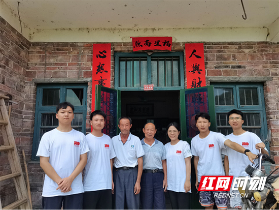 走访慰问老党员。