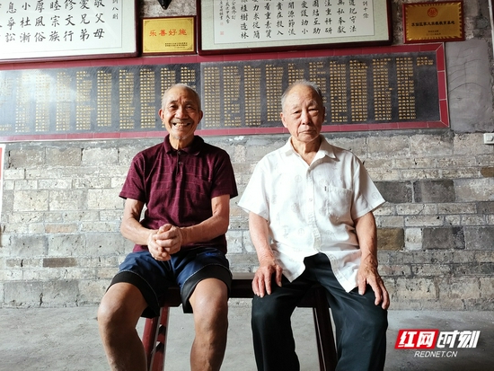 参与铁路建设的廖发运(左)和廖振腾(右)当年还是十几岁的小伙,如今都已经80多岁了