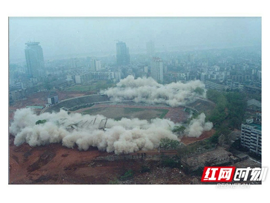 2001年4月6日，老贺龙体育场爆破拆除的画面。