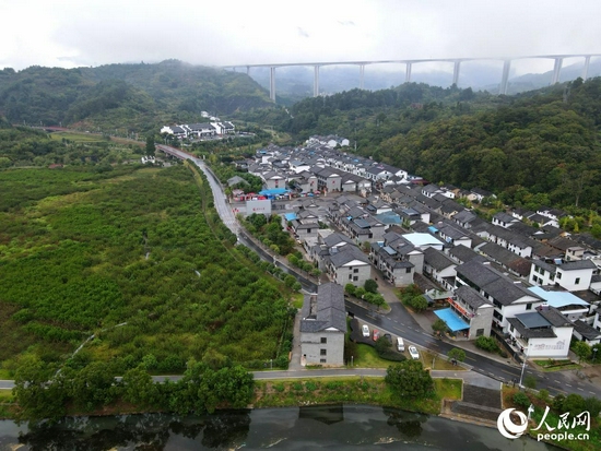 烟雨中的沙洲瑶族村。人民网 李芳森摄