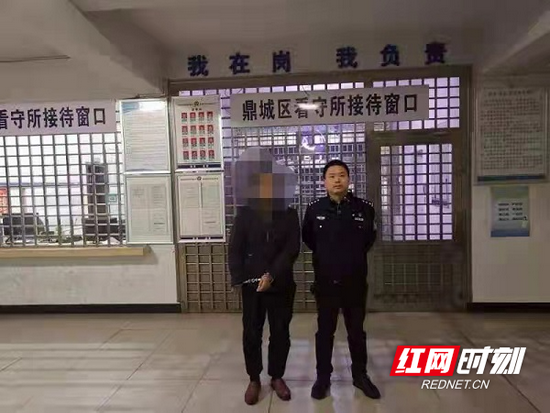 民警将犯罪嫌疑人送往鼎城区看守所。