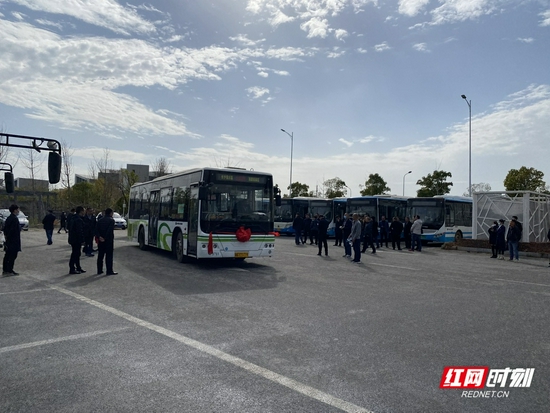 长潭城际定制公交线路开通仪式现场。