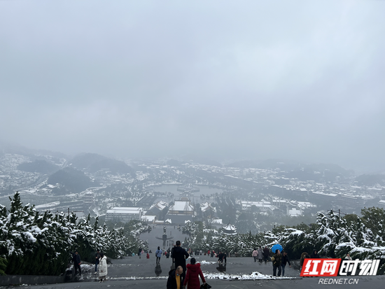 不少游人到宁乡沩山密印景区登高祈福。邓蓉/摄