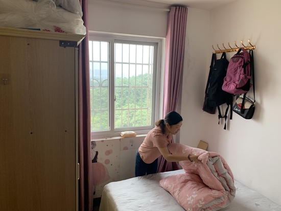 公交司机单学华一家入住谷山庭院公租房小区,图为他的妻子正在整理房间。长沙晚报全媒体记者 陈焕明 摄