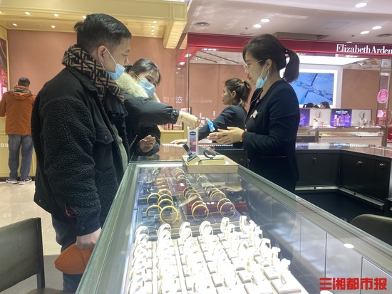 （2月14日，在位于五一商圈的一家商场，市民正在选购情人节礼品。记者 卜岚 摄）
