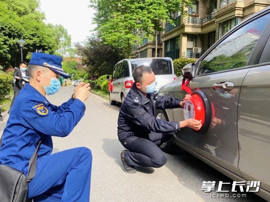 4月21日，消防监督员使用新型“电子告知单”对占用消防通道车辆进行处罚。均为长沙晚报通讯员 杨璐琳 供图