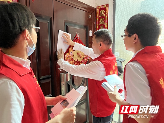 志愿者深入红湘街道冶金社区开展“敲门行动”。