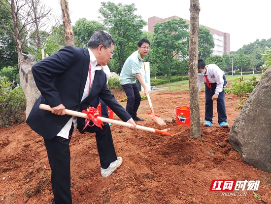 　印遇龙院士（左一）和青年代表、少先队员一起植树。