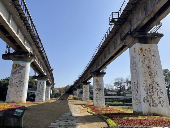  这是湖南省益阳市谢林港镇清溪村高架桥下的山乡巨变主题绘画（3月8摄）。新华社记者 张格 摄