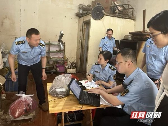 执法人员正在将查封药丸与设备登记在册。