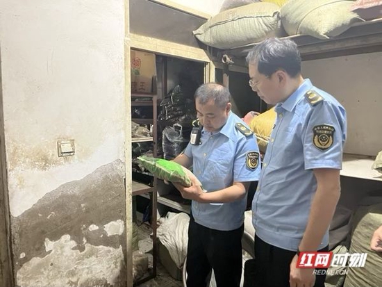 近日,湖南省药监局依法查封长沙市雨花区某安置小区内违法违规生产销售药品场所。