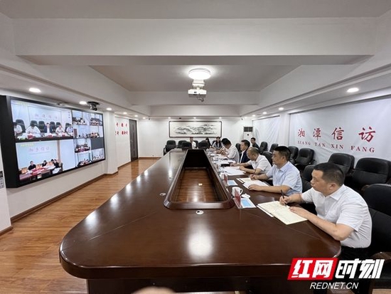 刘志仁视频调度了各县（市）区、园区领导坐班接访情况。摄影/李旻航