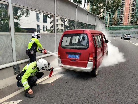 　划重点！在查看火情时 ，不要贸然地完全打开发动机上盖