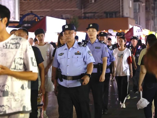在四方商贸城夜市，四方坪派出所副所长张建军及民警张慧等人正在巡逻