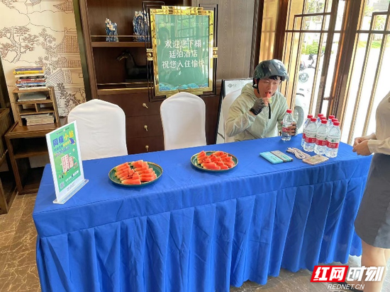 “同程小站”爱心酒店为户外工作者免费提供冰镇西瓜。