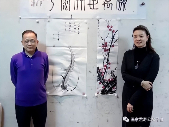 　中央电视台主持人刘芳菲用君寿宫廷口诀画法创作《红梅图》