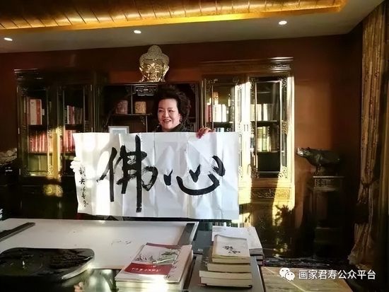　　香港女股神刘央女士用君寿宫廷口诀画法写出《佛心》