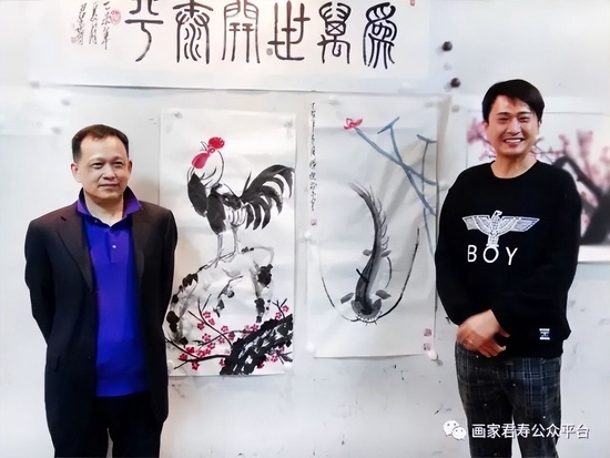 　中央电视台节目主持人杨帆用君寿宫廷口诀画法创作《年鱼》