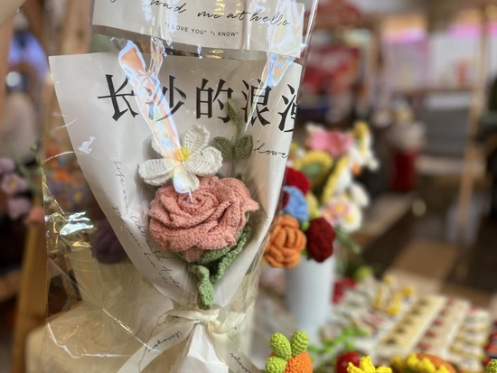 △ 10 月 3 日,“ 奇遇好时光 ” 市集,西西制作的手钩花 “ 玫瑰 ”。