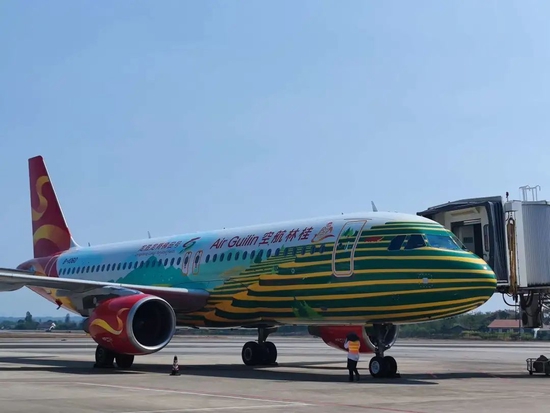 今年国庆假期，一架外形亮眼的桂林航空航班抵达桃花源机场。
