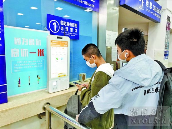 乘客在湘潭汽车站窗口办理业务。(湘潭日报社全媒体记者 谭涛 摄)