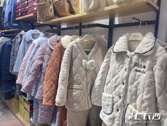 在芙蓉区的一家服装店内,棉睡衣被摆放在显眼位置。长沙晚报全媒体记者 范宏欢 摄