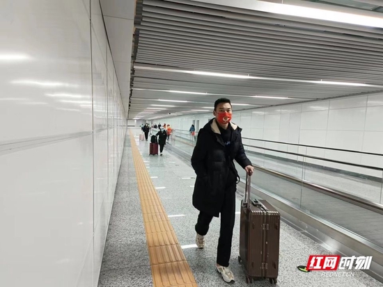 通道连通火车站出站厅和地铁2号线锦泰广场站,内部还加装了自动人行道。
