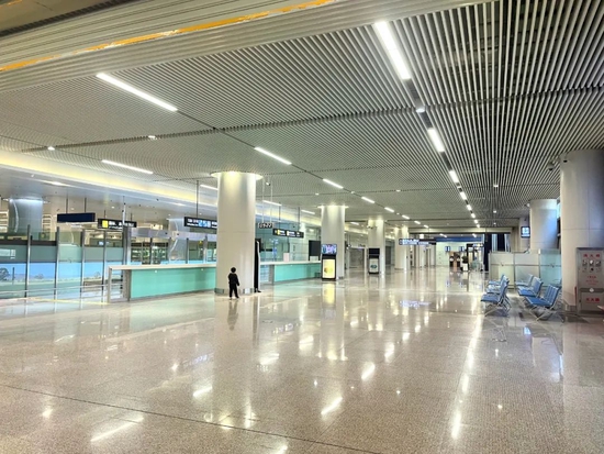 此前用于入境旅客闭环转运的防疫围挡已连夜拆除。