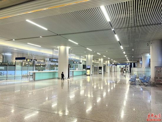 (在长沙机场国际、港澳台到达处,此前用于入境旅客闭环转运的防疫围挡已连夜拆除)