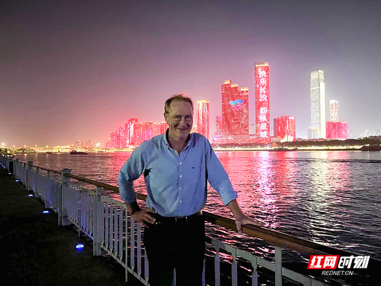 踩线团成员走进橘子洲景区,欣赏两岸靓丽灯光秀。