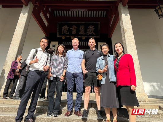 参观岳麓书院,并合影留念。
