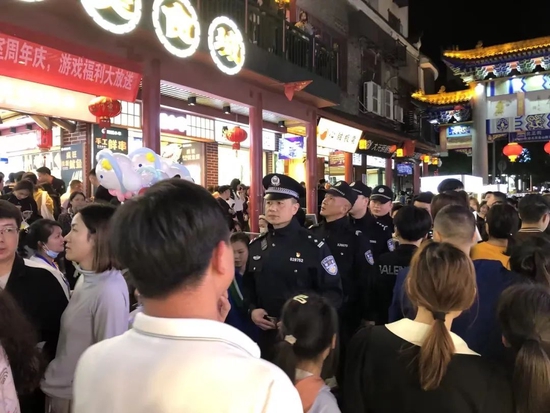 耒阳市公安局组建治安大队、巡特警大队、辖区派出所共同参与的联勤巡逻队，针对夜市商圈的治安特点，根据摊点数量、往来人流、车流及社会面治安情况，科学投放巡逻警力，以车巡+步巡+定点执勤的模式，点、线、面结合，将警力延伸到街头巷尾，做到白天见警察，晚上见警灯，切实增强街面见警率和管事率