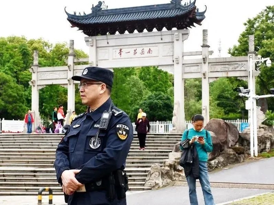 雁峰分局在雁峰寺及南岳第一峰等景点部署警力开展巡逻值守
