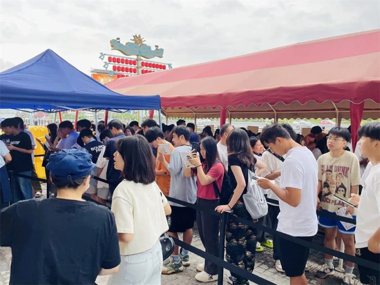 长沙网红“茶颜悦色”张家界首店在七十二奇楼开业,现场排起长队。