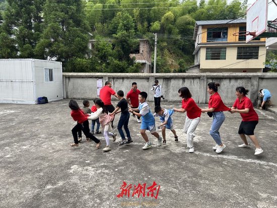 大邵公益“陪伴留守儿童”志愿者和孩子们玩游戏。 湖南日报全媒体记者 易禹琳 摄