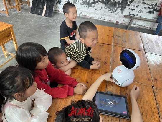 机器人“小飞”来到了江边村小学。湖南日报全媒体记者 易禹琳 摄