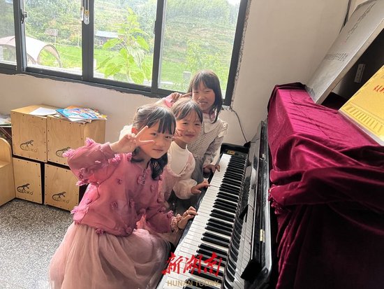 三名女生在归与书院学会了弹钢琴曲《一闪一闪亮晶晶》。湖南日报全媒体记者 易禹琳 摄