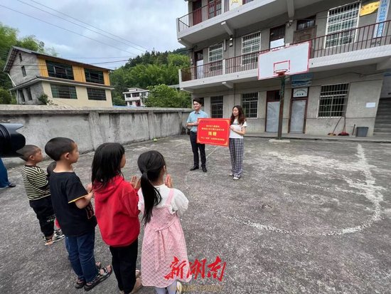 科大讯飞集团捐赠隆回江边村小学“同上一堂课”卫星接收设备两套 湖南日报全媒体记者 易禹琳 摄