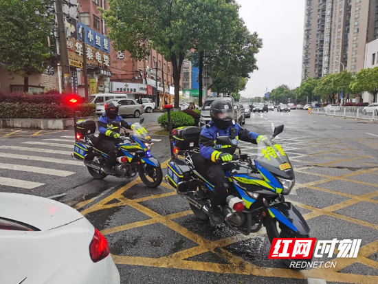 交警、特巡警600台铁骑摩托车重启“护学”模式。
